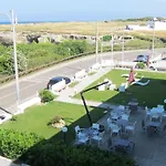 Oasis Park Hotel